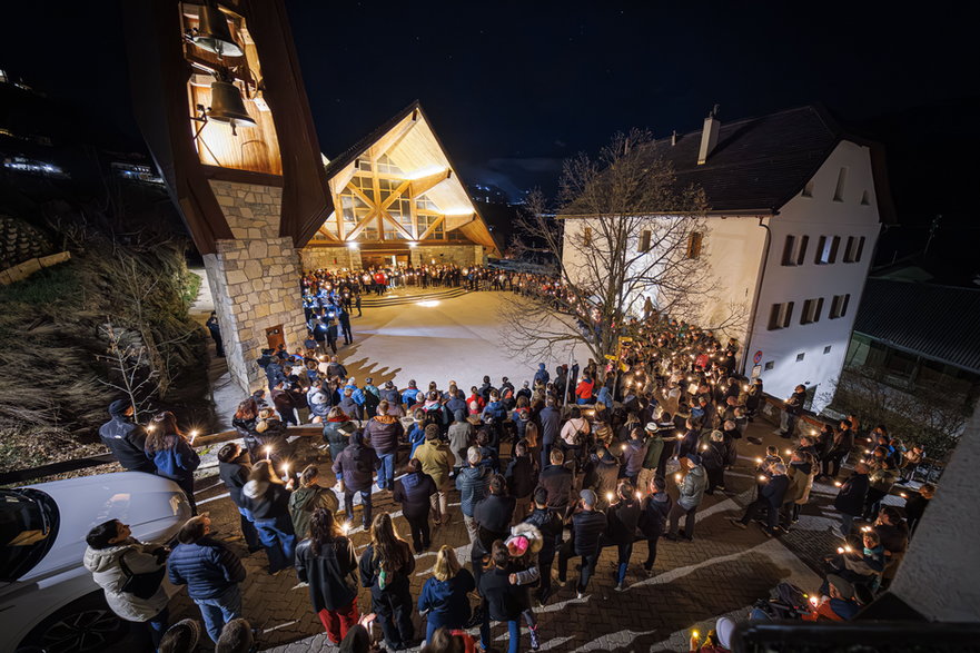 Ludzie zapalają świece podczas ceremonii po znalezieniu ciał pięciu turystów narciarskich w pobliżu Tete Blanche w Alpach Szwajcarskich, w Vex w Szwajcarii
