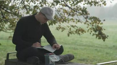 Student zamieszkał w samochodzie. "Budzę się rano, umyję zęby w parku. Pod prysznic chodzę na siłownię"