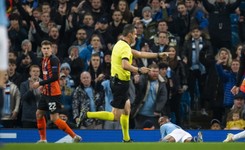 Kompromitacja sędziego w Lidze Mistrzów. Raheem Sterling się potknął, a arbiter podyktował karnego