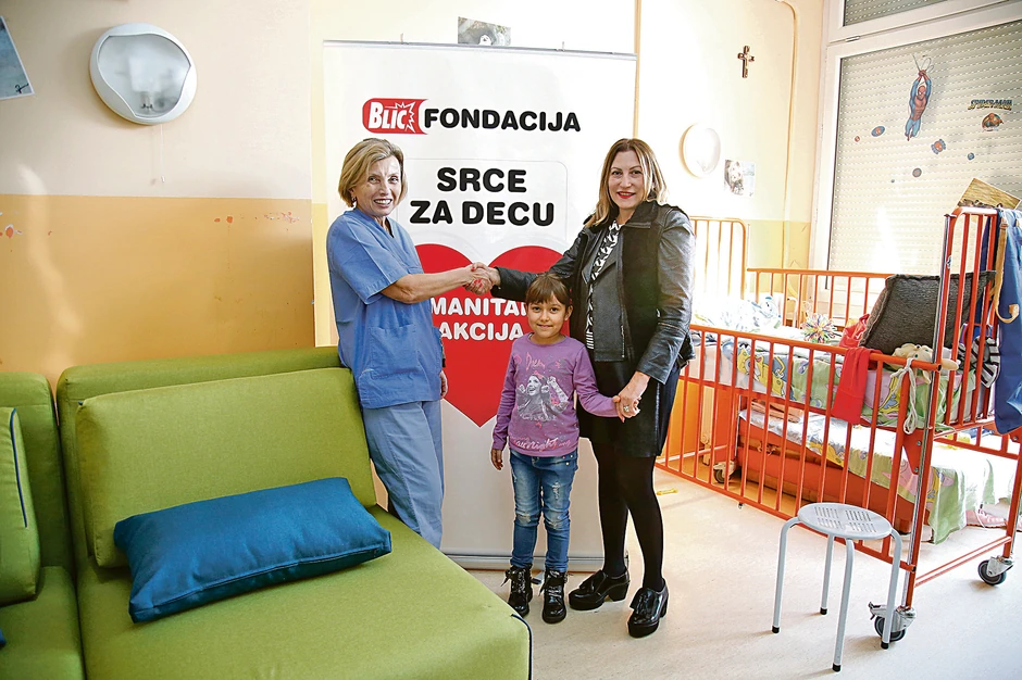Dr Ljiljana Vujotić, načelnica odeljenja, sa malom Ninom (6) i Ljiljanom Knežević iz „Blic fondacije“