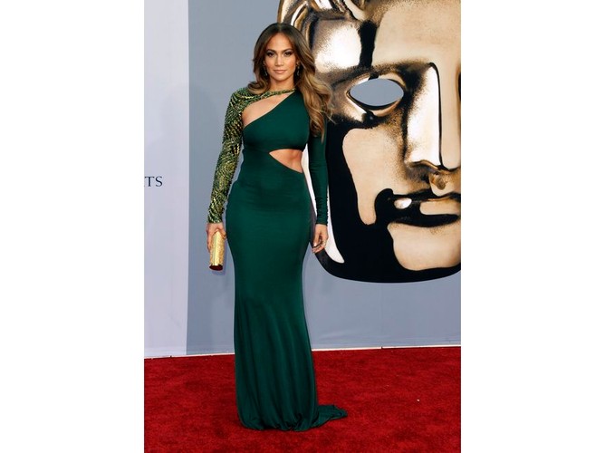 Suknia Pucci nie tylko odsłaniała nagi brzuch, ale też bezlitośnie opinała całą sylwetkę J.Lo. Złoty i bogato zdobiony rękaw oraz złote dodatki mogły dopełniać wrażenia „nadmiaru”