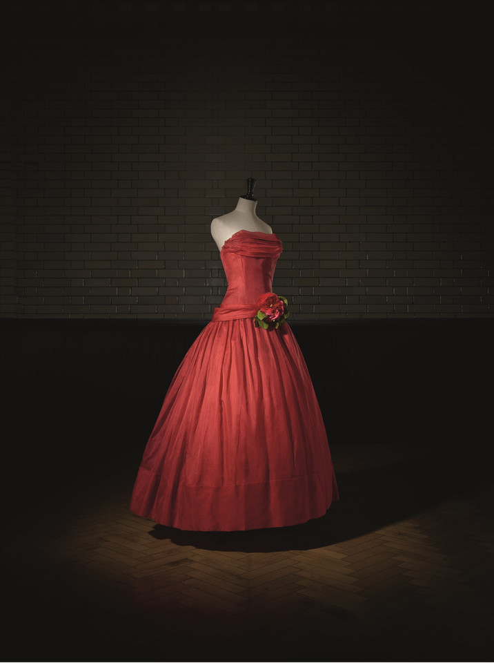 Retrospektywna wystawa "Christian Dior: Designer of Dreams" w Victoria & Albert Museum. Suknia wieczorowa Fête joyeuse, sezon wiosna/lato 1955