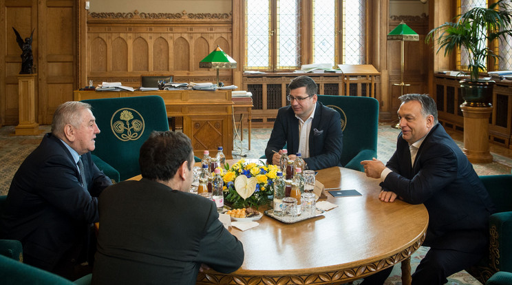Gyárfás Tamás (háttal) társaságában, a Parlamentben fogadta Orbán Viktor a FINA ügyvezetőjét, Coronel Marculescu-t /Fotó: MTI