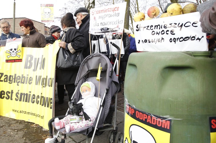 Protest przeciwko utylizacji odpadów z Salwadoru w Dąbrowie Górniczej