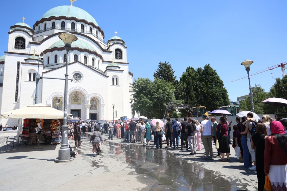Građani su se od sunca štitili kišobranima