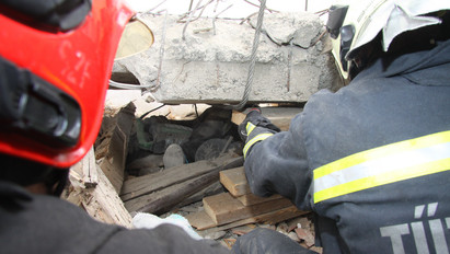 Brutális baleset Székesfehérváron: hősiesen küzdöttek a tűzoltók a romok alá szorult férfiért – fotók