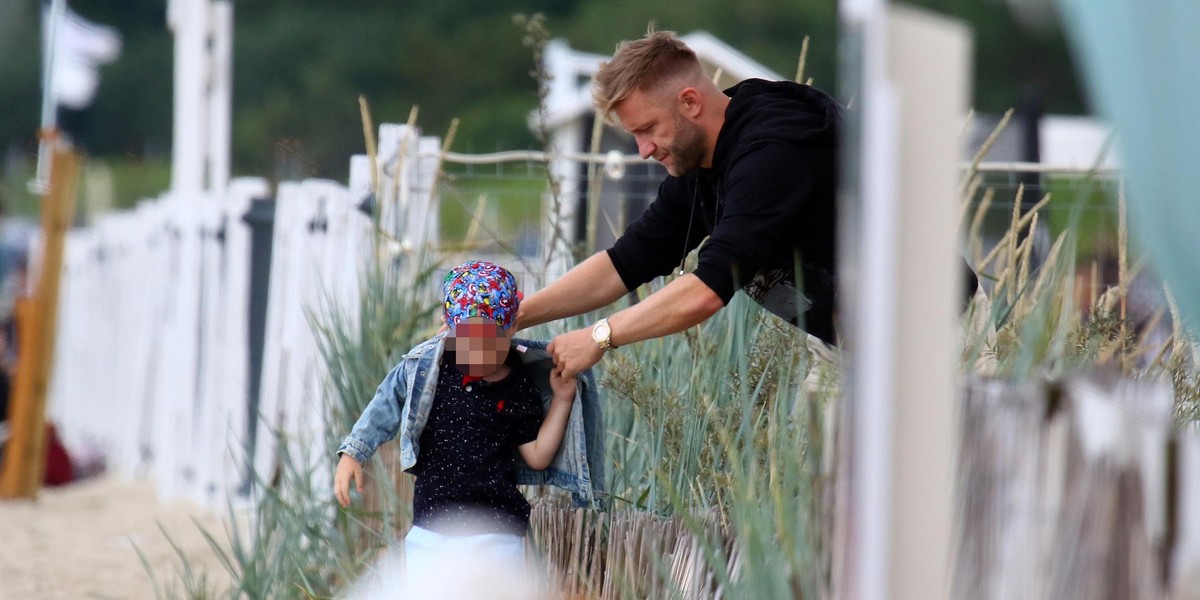 Kuba Błaszczykowski nie spuszczał na ani sekundę swojego synka. Troskliwy tatuś. 