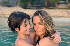 KUPALA SE SA SINOM (12) i SPAVALI U ISTOM KREVETU: Žvakala hranu pa mu davala da jede, pelene nije nosio, nuždu obavljao van kuće - glumica sa NAJČUDNIJIM METODAMA roditeljstva pojavila se u Veneciji i u ove slike svi gledaju