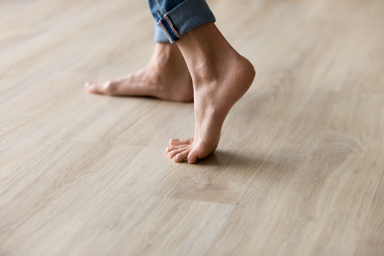 Podľa odborníka je chôdza naboso lepšia ako chôdza v obuvi. (ilustračné foto)