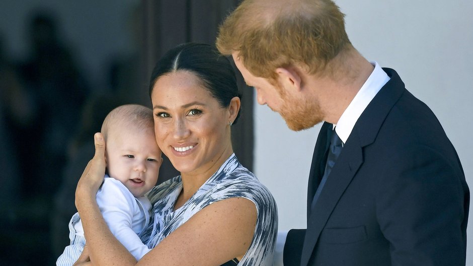 Rodzina Sussexów właśnie się powiększyła (na zdj. Meghan, Harry i Archie)