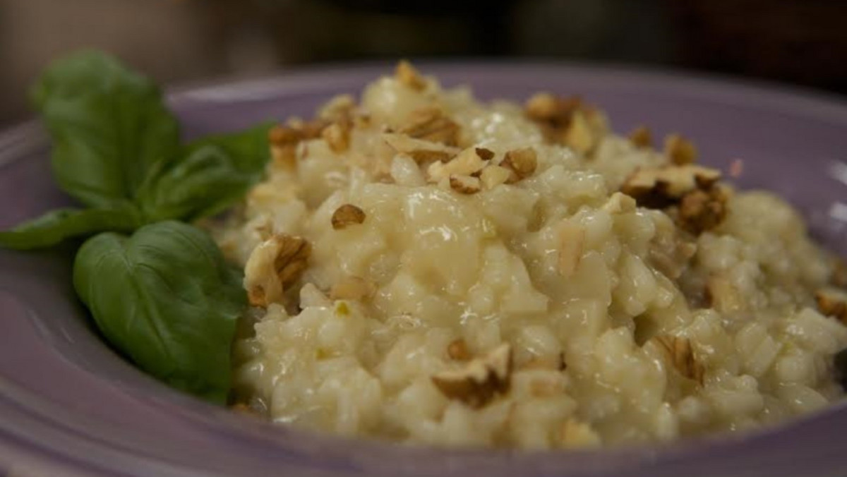 Jeśli macie ochotę na lekki i oryginalny posiłek, to risotto z gruszkami i serem gorgonzola z pewnością przypadnie wam do gustu. Nie potrzebujecie dużo czasu, by wykonać danie, które zaskoczy waszych bliskich.