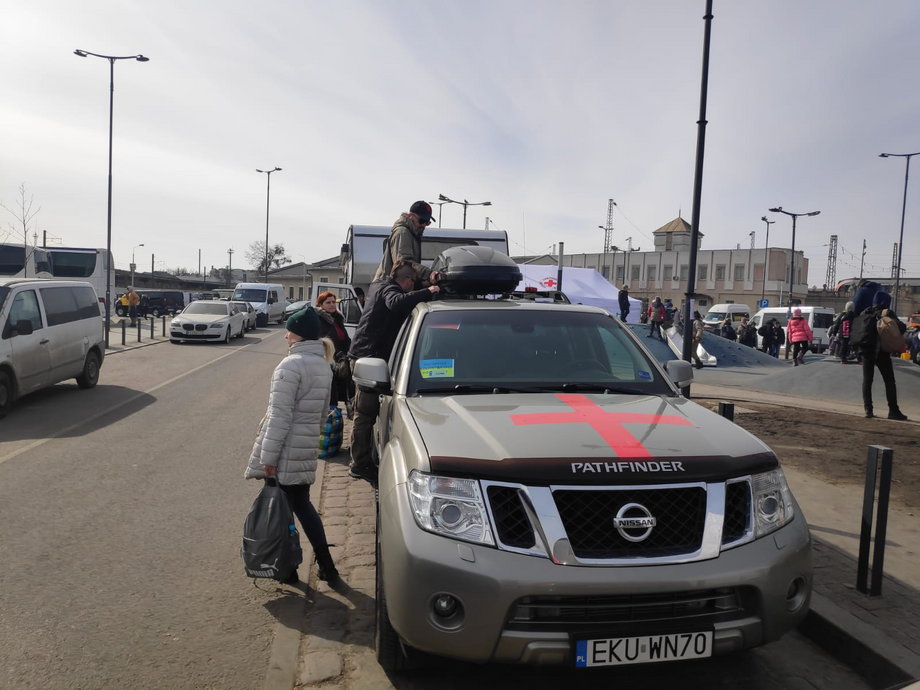 Swoje samochody mężczyźni oznaczyli czerwonymi krzyżami, a na dach zapakowali plecaki z wyposażeniem na wypadek ewakuacji.