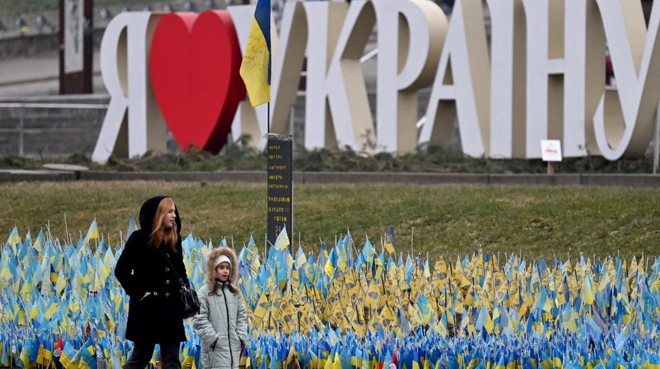 Kobieta i dziewczyna przed ukraińskimi flagami symbolizującymi tych, którzy zginęli podczas rosyjskiej inwazji na Ukrainę, Plac Niepodległości w Kijowie