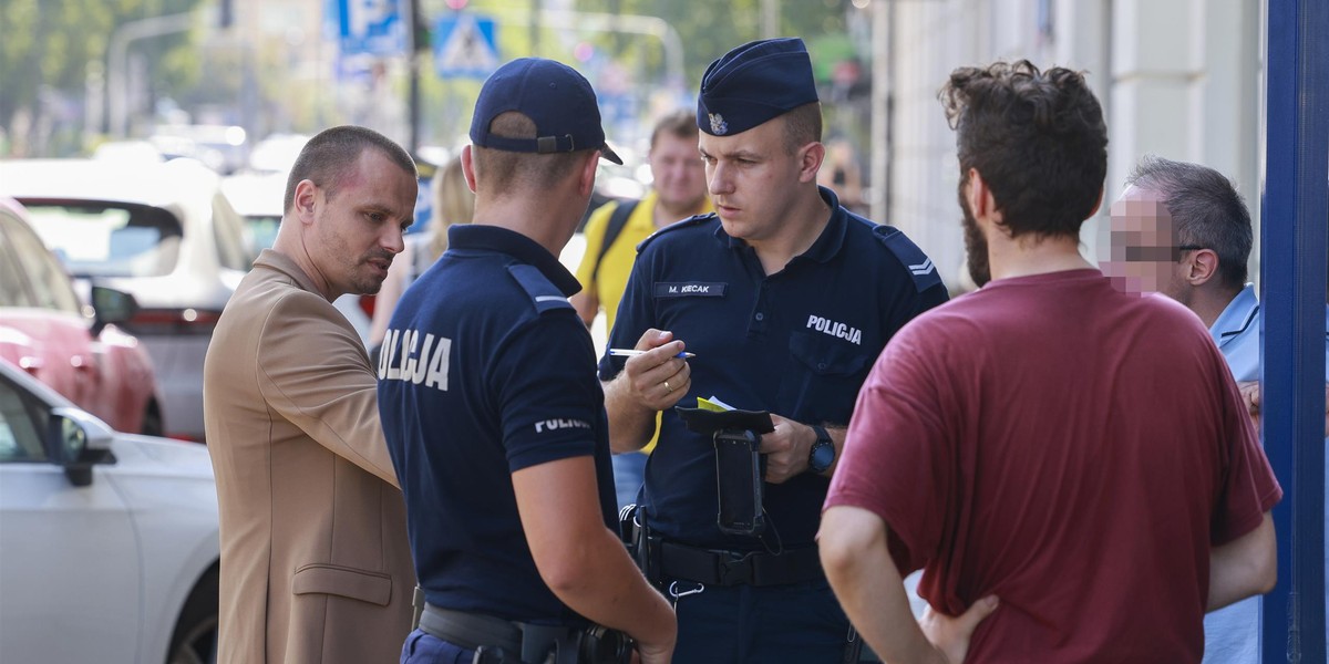 Marcin Hakiel tłumaczy policjantom, jak został zaatakowany 