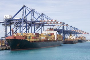 Porty - wąskie gardło transportu surowców. Statki stoją w gigantycznych korkach [MAPA]