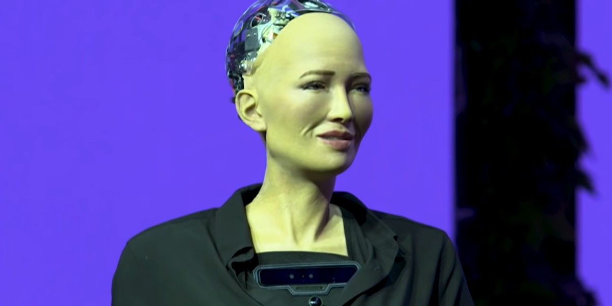 Współczesne algorytmy mogą przybierać urokliwe formy – na przykład robot Sophia zachwyca swoją filozoficzną postawą. Niektóre jednak przypominają brutalnego robocopa, który umie biegać, pokonywać trudne przeszkody i strzelać, budząc przy tym niepewność i grozę. Współczesne algorytmy mogą przybierać urokliwe formy – na przykład robot Sophia zachwyca swoją filozoficzną postawą. Niektóre jednak przypominają brutalnego robocopa, który umie biegać, pokonywać trudne przeszkody i strzelać, budząc przy tym niepewność i grozę.