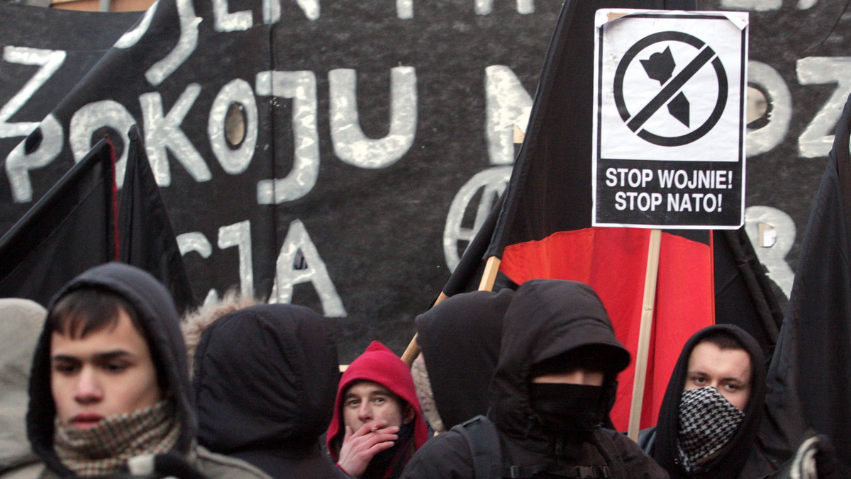 Przed poznańskim sądem rozpoczął się w piątek proces 38 anarchistów, którzy w marcu zorganizowali nielegalną manifestację podczas trwających na terenie Międzynarodowych Targów Poznańskich obchodów 20-lecia samorządu terytorialnego.