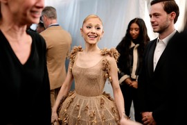 Ariana Grande se sinoć pojavila kao DIOROVA M(ED)UZA ispod čijih pipaka vire UŽASNE CIPELE, a glumica se maskirala u UNUČE PELINKOVCA: Svi MODNI UŽASNI dodele Critics Choice nagrada