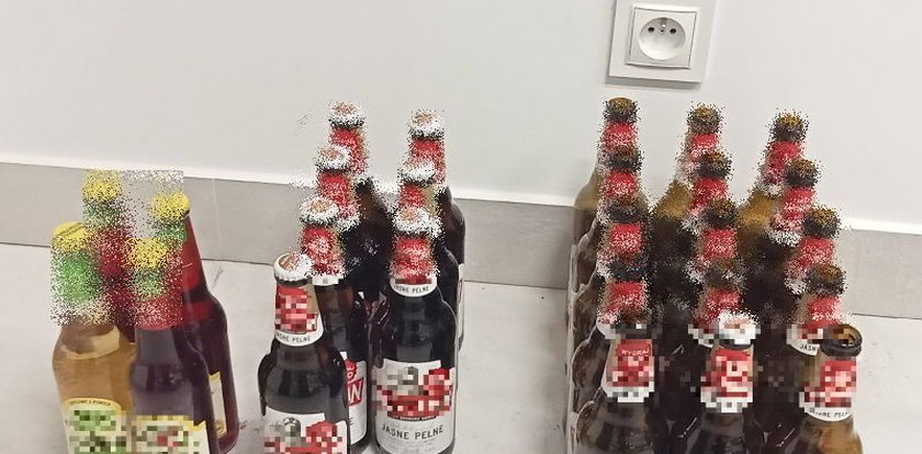 Ukradli 56 butelek piwa i chcieli szybko pozbyć się dowodów. To ich pokonało