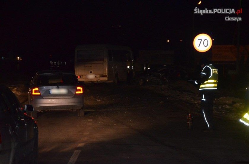 Śmierć na drodze - autobus zmiażdżył auto