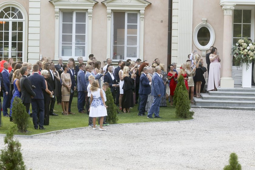 Goście weselni z zachwytem wpatrywali się w młodą parę