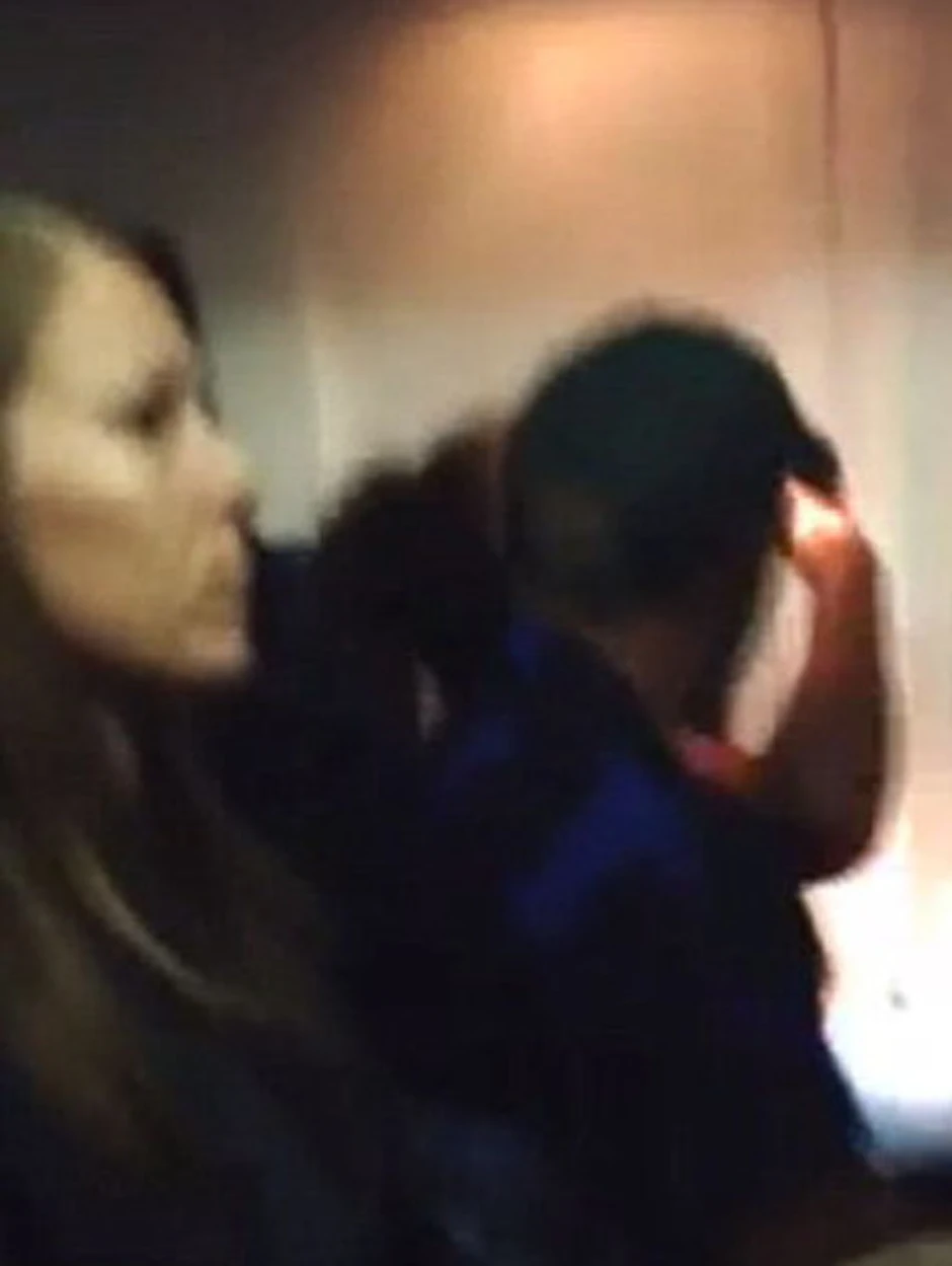 Čoveka na susedmom sedištu pokušava da je umiri i da praktično sebi olakša let