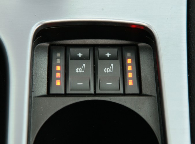 Jeżdżąc fordem mondeo mieliśmy dziwne wrażenie, że ujawnia się u nas rozdwojenie jaźni, a wszystko za sprawą mieszanych uczuć jakie wywoływał. Rozpływanie się nad jego zaletami w trasie przeplatało się z rozdrażnieniem jego nieporęcznością w zatłoczonym mieście