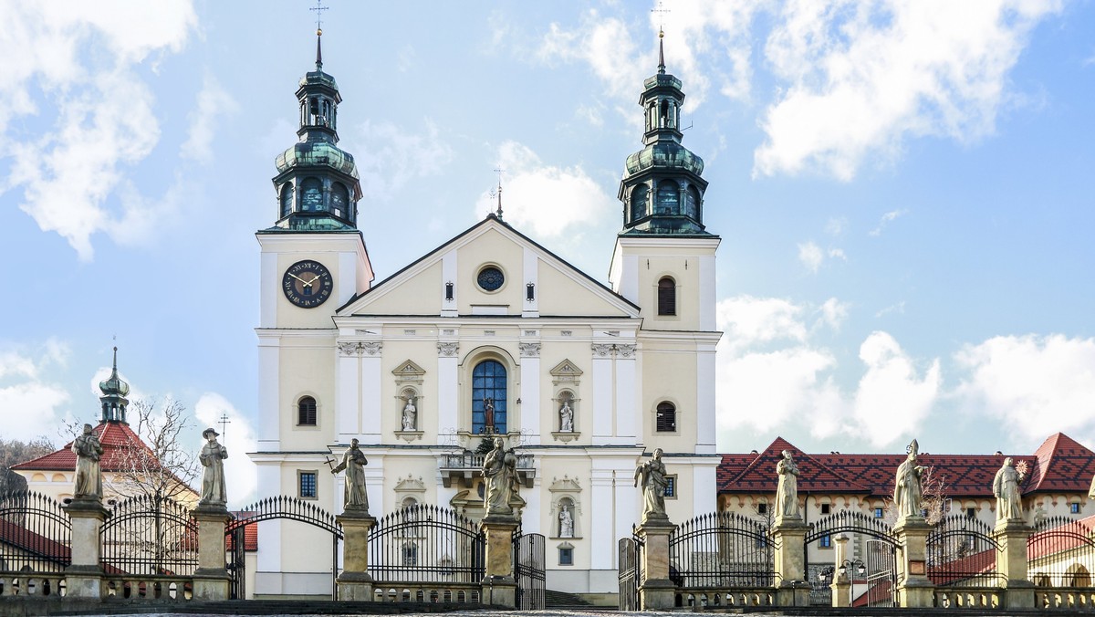 Kard. Marian Jaworski - arcybiskup senior archidiecezji lwowskiej - przekazał wczoraj Order Orła Białego jako wotum wdzięczności do Sanktuarium Pasyjno-Maryjnego w Kalwarii Zebrzydowskiej. To najwyższe polskie odznaczenie otrzymał w połowie marca od prezydenta Andrzeja Dudy.