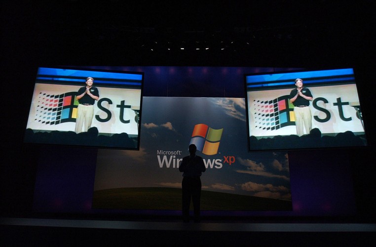 <b>Brak alternatywy</b>
<br><br>
Microsoft chce nas przekonać do tego, że zmiana Windowsa XP na „Ósemkę” to same korzyści. Niestety tak nie jest. Windows 8 wprowadza do „okienek” wiele zmian – nie zawsze udanych. Użytkownikom, którzy przez lata pracowali w środowisku pulpitu, trudno będzie nagle przyzwyczaić się do nowego interfejsu Modern UI. Zdecydowanie łagodniejsza powinna być przesiadka na Windowsa 7 - choć system ten pod wieloma względami różni się znacznie od XP-ka, to jednak jest mu zdecydowanie bliższy niż kolorowa „Ósemka”.