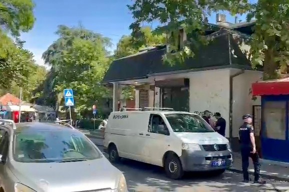 OPSADNO STANJE NA KARABURMI Prvi snimci sa mesta stravičnog zločina: Muškarac (73) nađen vezan i go na tavanu, traga se za devojkom