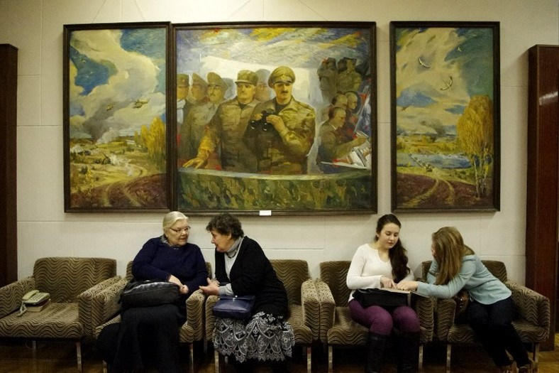 Tryptyk: Szczyt ojcostwa. Obraz we foyer teatru Janki Kupały w Mińsku