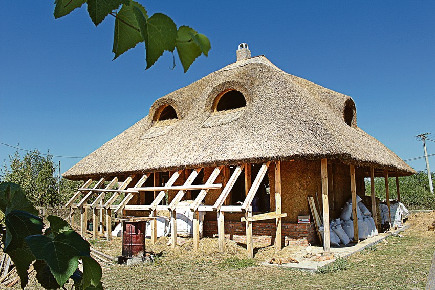 Najteže im je da objasne šestogodišnjem sinu da kuću od slame neće oduvati vuk