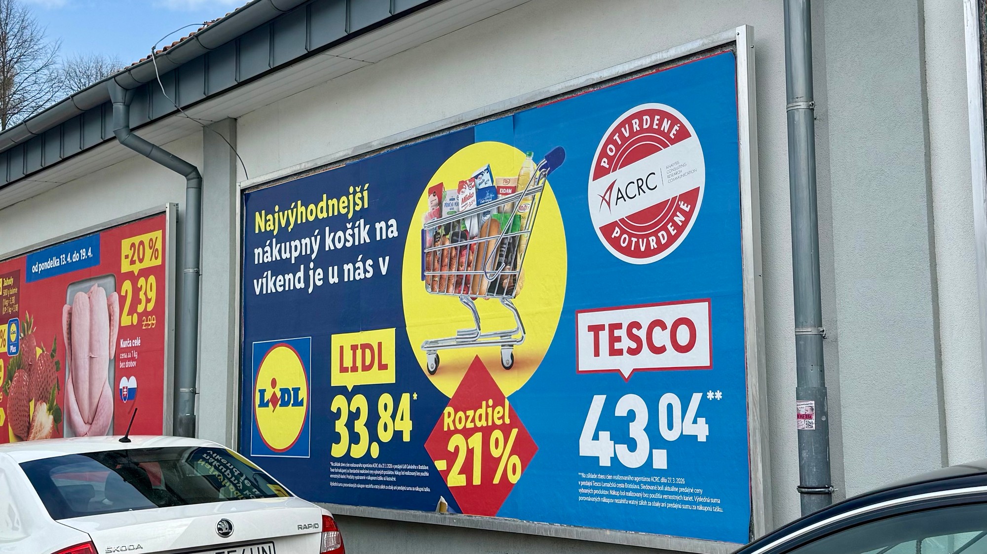 Porovnanie s Tesco pri predajniach.