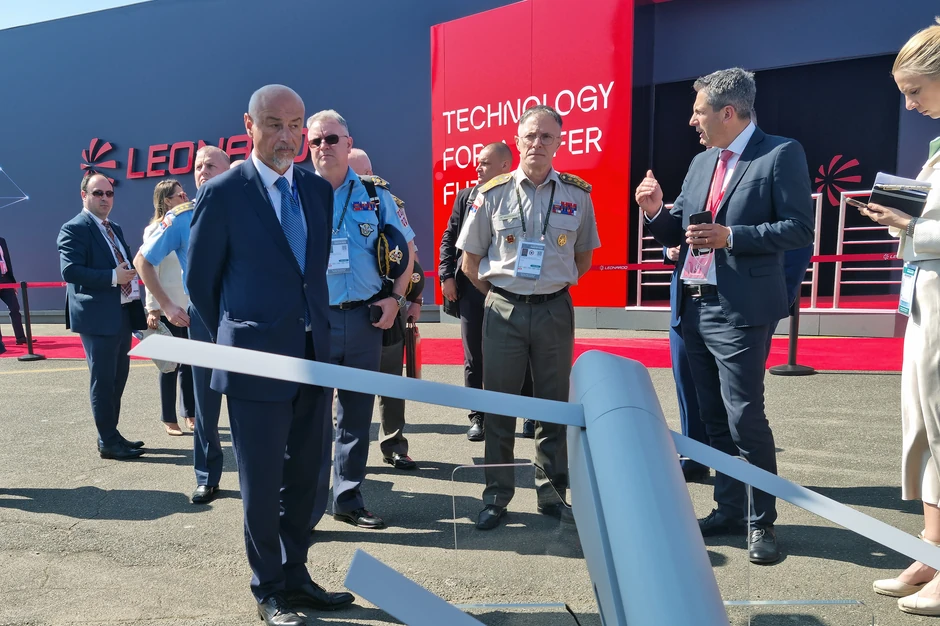 Delegacija Vojske Srbije na vazduhoplovnom sajmu u Parizu