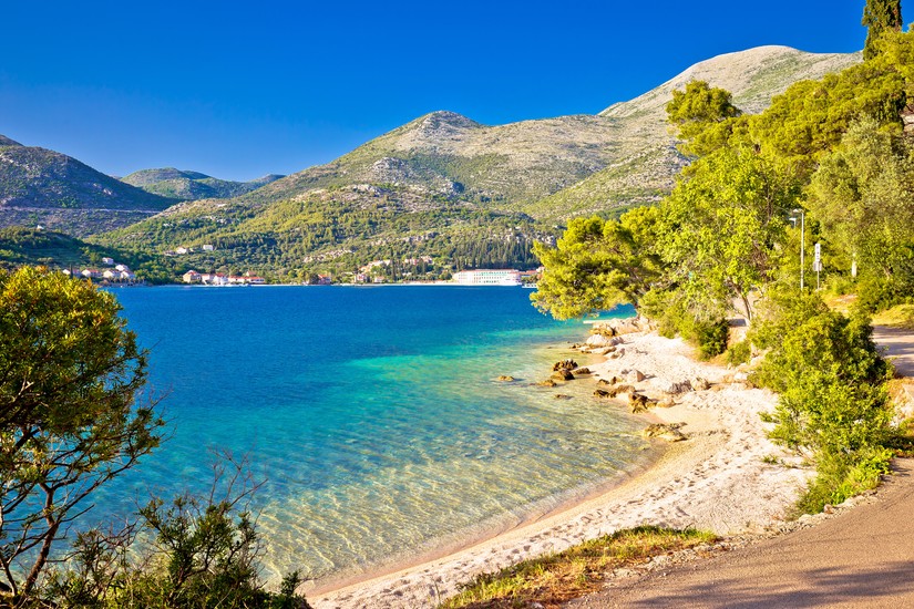 Idylliczna turkusowa plaża w Slano, Morze Adriatyckie, region Dubrownika w Chorwacji