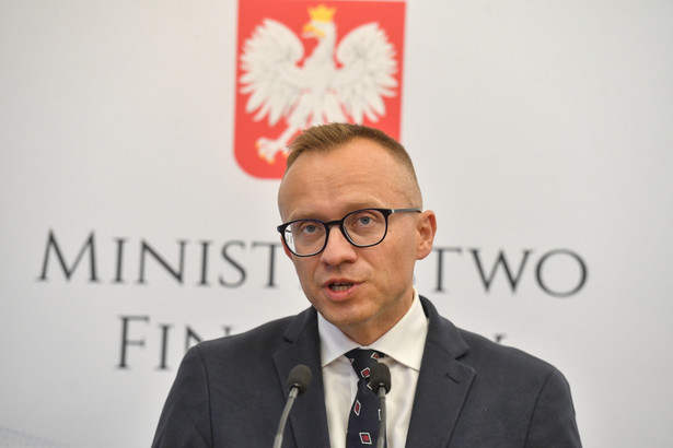 Wiceminister finansów Artur Soboń podczas konferencji prasowej w siedzibie resortu w Warszawie