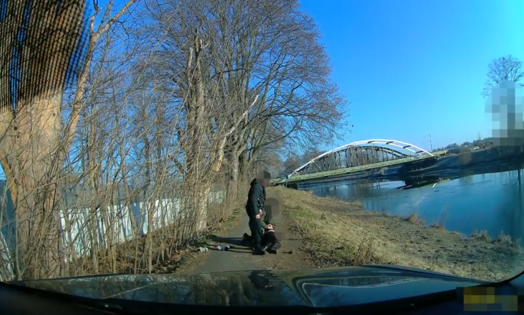 Polícia krátko po brutálnom útoku 16-ročného mladíka zadržala.