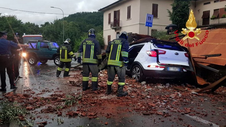 Potężne burze i wichury w Toskanii. Dwie osoby zginęły, około 50 rannych