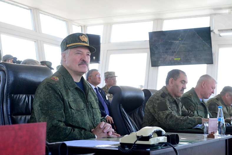 Aleksander Łukaszenko obserwuje ćwiczenia wojskowe Zapad 2021
