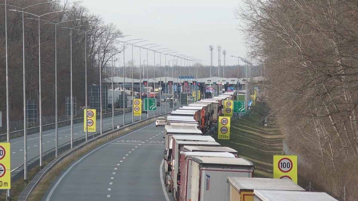 Jedna grupa vozača satima čeka na granici: Najgore je na ovim prelazima