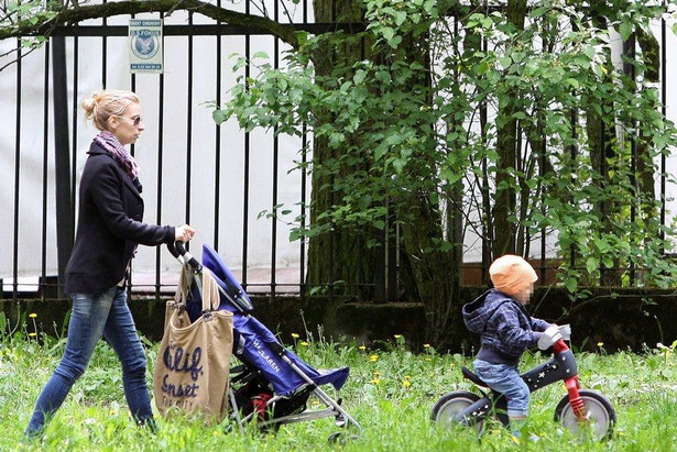 Gwiazda "Szpilek na Giewoncie" uczy syna jeździć na rowerze