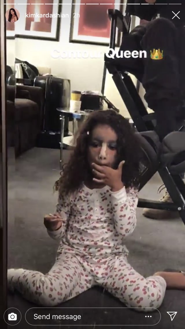 Kim Kardashian 5 éves kislánya már most úgy kontúrozza az arcát, mint a profik