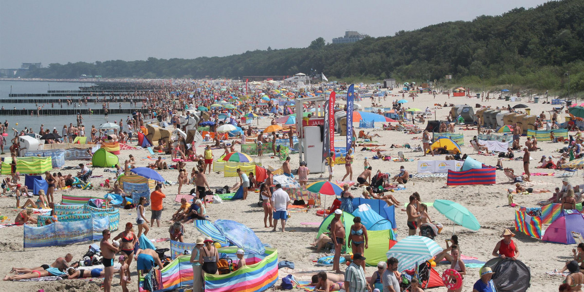 Ewangelizacja na polskich plażach. Zakonnice i księża nawracają Polaków.