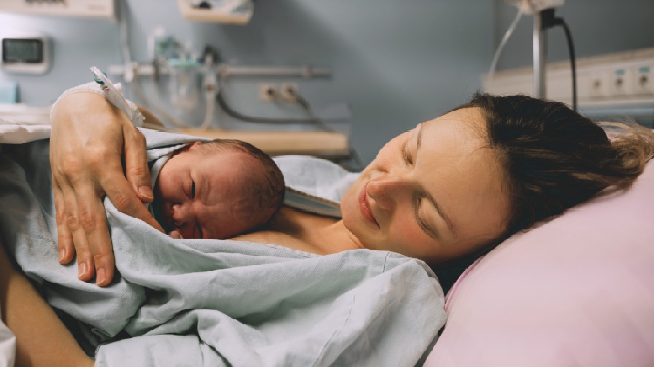 Mamele ar putea avea pe cineva drag alături la naștere. Proiectul de lege care poate schimba regulile în maternități