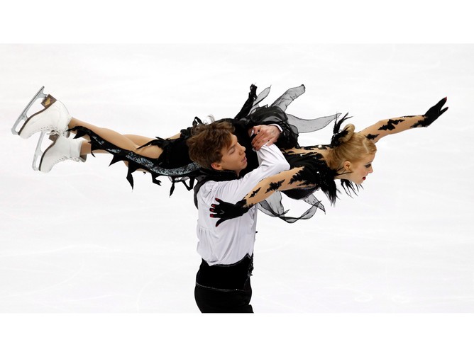 Katerina Bobrova i Dimitri Soloviev podczas mistrzostw ISU Grand Prix. Moskwa