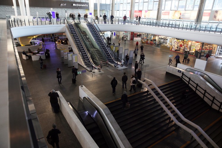 Antresola w hali głównej dworca Warszawa Centralna <br><br> (zuz) PAP/Tomasz Gzell