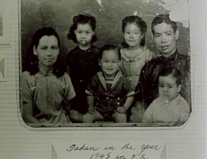 Brus Li sa porodicom, neposredno po povratku u Hong Kong (najmlađi na slici)