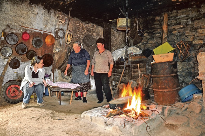 Biljana Djordjević, Vera Manić i Ljubina Nikolić kod ognjišta u Gostuši 2012.