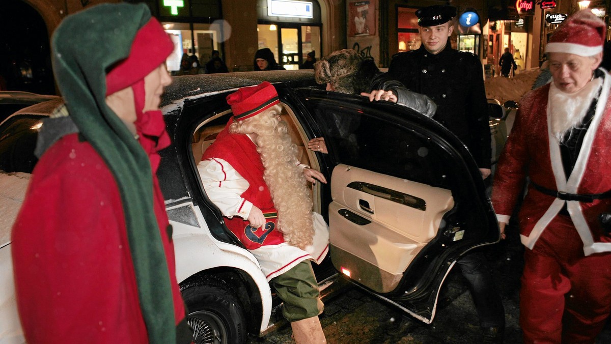 Kocha dzieci, ma dobre serce i uwielbia obdarowywać maluchy prezentami. Owszem, ale w dzisiejszych czasach św. Mikołaj to przede wszystkim dobry biznesmen, który w okresie przedświątecznym potrafi zarobić grube tysiące.