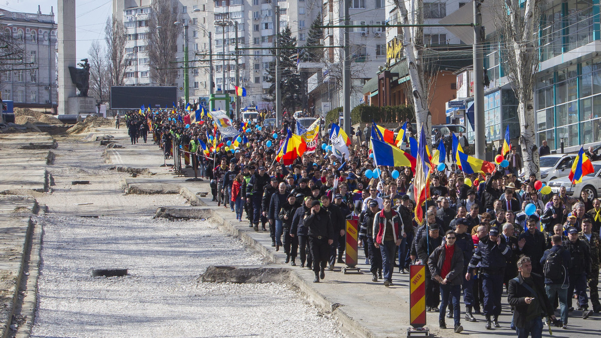 Ponad 2 tys. osób opowiadających się za zjednoczeniem z Rumunią wzięło udział w marszu zorganizowanym w Kiszyniowie w 98. rocznicę zjednoczenia Besarabii z Rumunią. Organizatorzy z Ruchu na Rzecz Zjednoczenia z Rumunią zapowiadali udział 50 tys. uczestników.